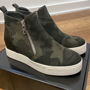 Steve Madden Camo Wedge Slip-on. Size 8